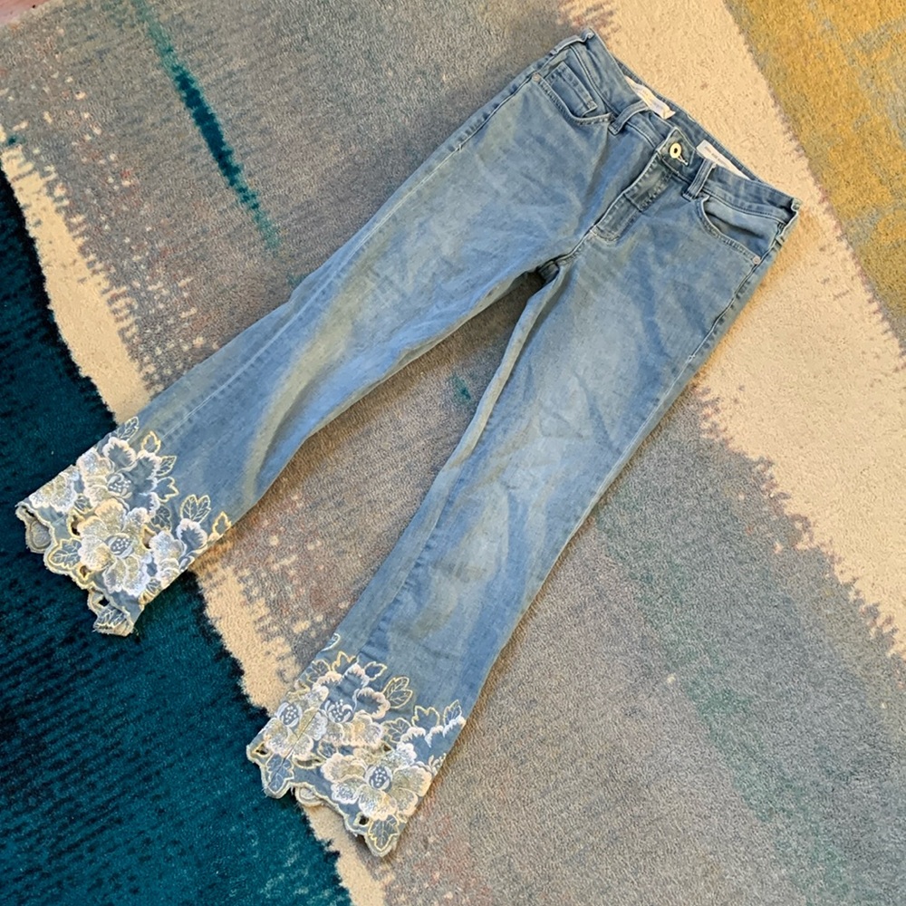 Anthro pilcro cropped summer jeans flower embroidery 26